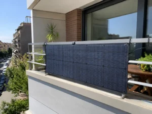 Panel solar flexible instalado en la barandilla de un balcón con correas de sujeción